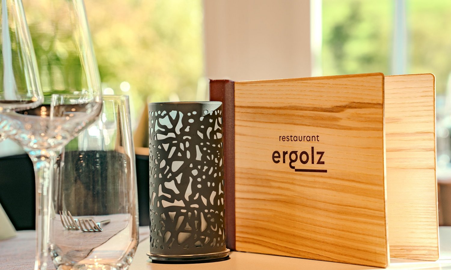 Menükarte auf dem Tisch im Restaurant Ergolz