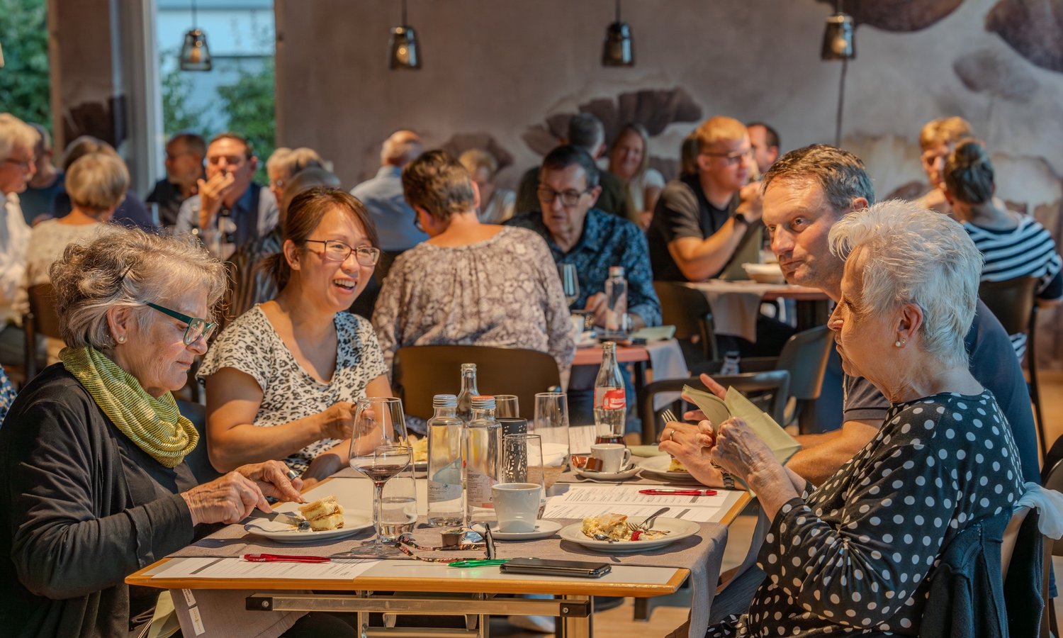 Gäste am Tisch im Restaurant Ergolz